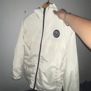 Trapstar windbreaker - Hej  Jag vill sälja min trapstar windbreaker, för att vill it ha den längre. För mer bilder  kom Dm. 