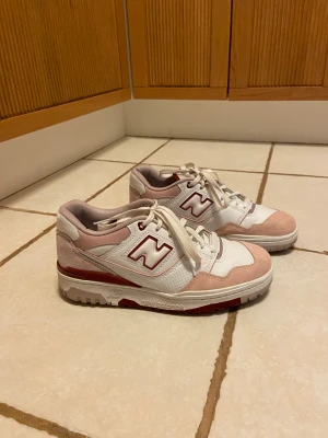 New balance 550 - New balance 550s i fint skick! Sparsamt använda. Köpta här på Plick men är tyvärr för stora för mig 🥲 Strl 39 🥰🌸