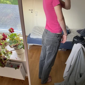 Jeans - Gråa jeans storlek 38. Skriv för mått