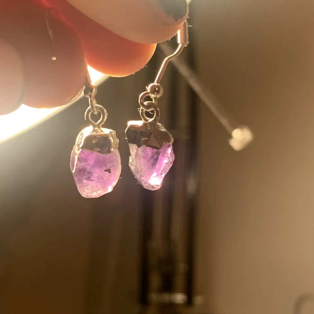 Lila kristal örhängen som är köpta i Farsta❤️ Dom är som nya då jag endast använt dom 1 gång, köpte för ca 300 kr men priset kan diskuteras ❤️❤️. Accessoarer.