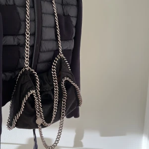 Stella McCartney väska  - Säljer nu min skit snygga Stella väska i nyskick och i storleken mini