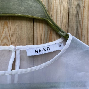 Topp - En genomskinlig topp från NAKD💛