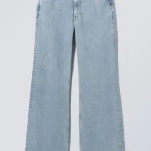 Säljer mina blåa flare jeans från weekday. Säljer då jag växt hur dem💞 användt fåtal gånger och är jättefina! Tvättas innan dem säljs såklart! 💞💞köpta för 600kr, pris kan diskuteras.