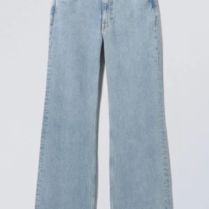 Blåa jeans från weekday  - Säljer mina blåa flare jeans från weekday. Säljer då jag växt hur dem💞 användt fåtal gånger och är jättefina! Tvättas innan dem säljs såklart! 💞💞köpta för 600kr, pris kan diskuteras.