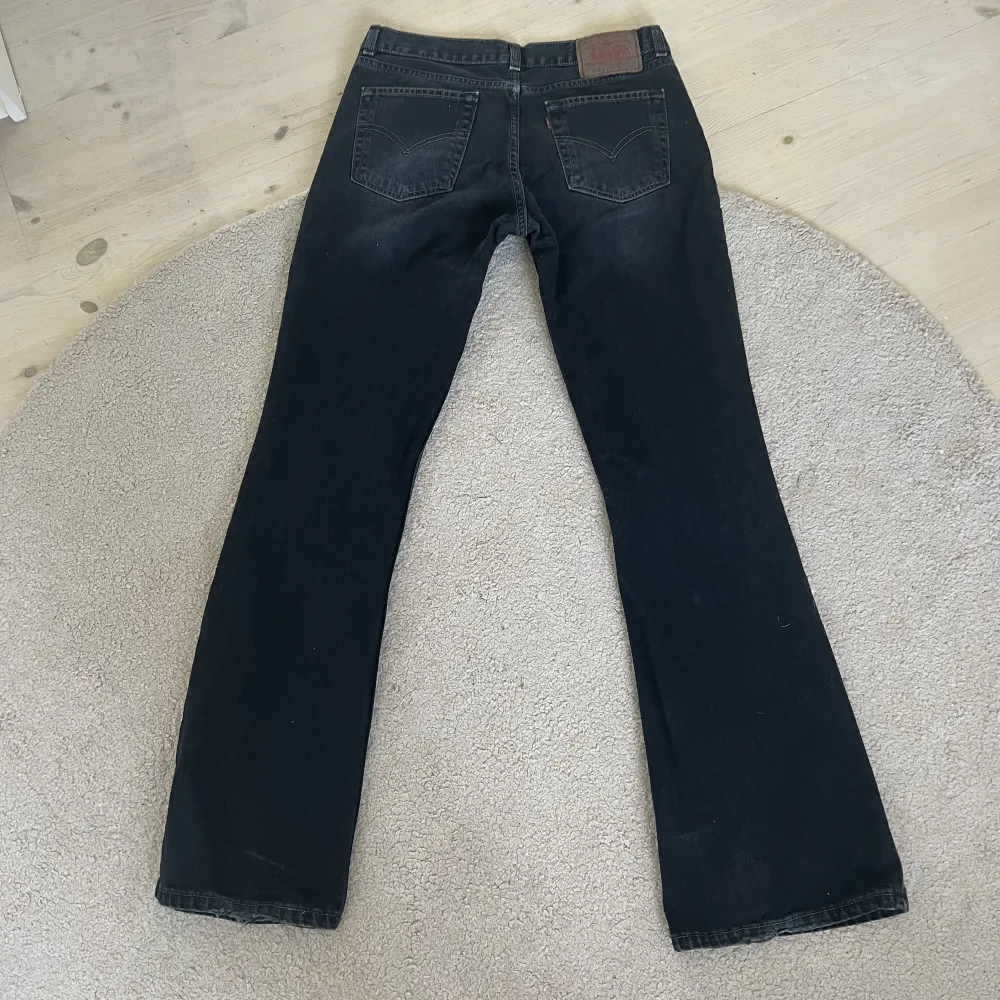 Vintage lågmidjade bootcut jeans från Levis. De är lite slitna längst ner som sista bilden visar men det märks knappt. Storleken står inte men skulle säga att de passar w 26-30 o l 30-32. Säljer pga att de är för långa för mig🤗. Jeans & Byxor.