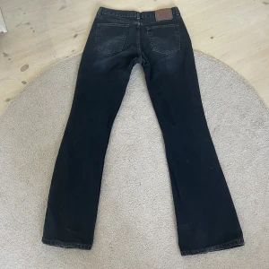 Lågmidjade Levis jeans - Vintage lågmidjade bootcut jeans från Levis. De är lite slitna längst ner som sista bilden visar men det märks knappt. Storleken står inte men skulle säga att de passar w 26-30 o l 30-32. Säljer pga att de är för långa för mig🤗