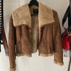 Jacka med fluff - Perfekt höstjacka med fluffigt foder. Strl.34.