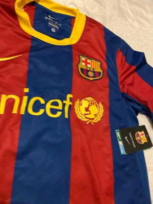 Barcelona tröja och halsduk  - Oanvänd Barcelona tröja och väldigt sparsamt använd halsduk. 