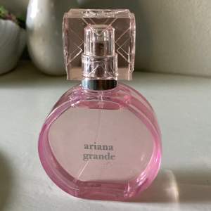 Säljer min knappt användaThank You Next Ariana Grande parfym! Nypris är 489kr!