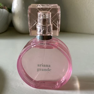 Thank You Next Ariana Grande - Säljer min knappt användaThank You Next Ariana Grande parfym! Nypris är 489kr!