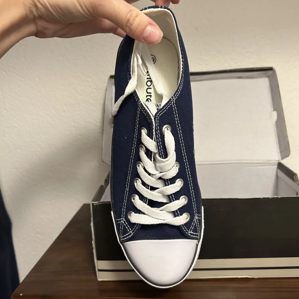 Mörkblåa ”fake converse” skor  strl 39  aldrig använda. Skor.