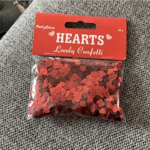 Rött konfetti hjärtan. Oöppnad förpackning! 