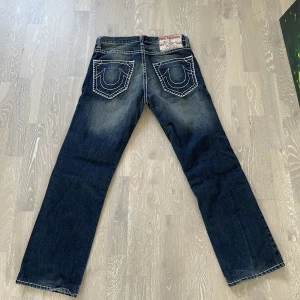 True Religion Ricky  - Clean trues, sitter riktigt bra och har inte blivit använda så mycket.  Storlekar:  40 cm W 100 cm ytterbenslängd  21 cm byxöppning  Skriv om du har några andra frågor 😸