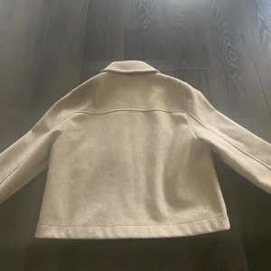 Jacka  - Hej! Jag säljer då min jacka från föra hösten, materialet är ganska så tjock och håller dig varm. Länder på jackan är 49 cm, bred 50, armlängd 56. Storleken är S. Du själv får betal frakten och pris kan diskuteras 