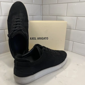 Axel Arigato skor - Ett par Axel Arigato skor som ej säljs mer. Sjukt snygga mocka skor som är av skicket 9/10. Sjukt stilrena och fräscha, vill du vara unik så är det här ett par skor för dig! Priset kan diskuteras vid en smidig affär😊