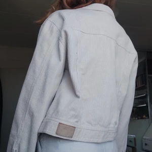 NATURVIT MANCHESTERJACKA - Sparsamt använd manchesterjacka från Pull&Bear. Bra kvalitet och ordentligt material. Pris kan diskuteras vid snabb affär:-)