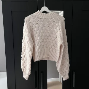 Stickad tröja - Stickad tröja från Monki som aldrig är använd, bara provad. Prislappen är fortfarande kvar. Skriv för fler bilder :)