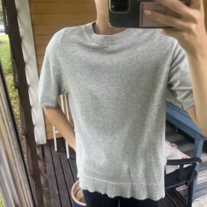 Stickad t shirt  - Grå stickad t shirt 