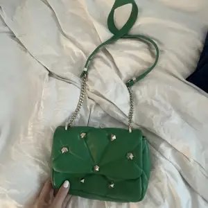 Grön väska med nitar från zara:)