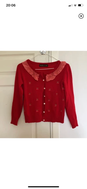 Kofta - Söt kofta med körsbär och spets. Liknar passformen som på sista bilden. 