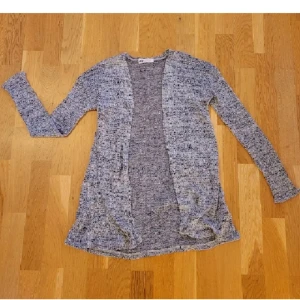 Kofta - Kofta från H&M i storlek 146/152. Väldigt luftig och i bra skick, passar perfekt nu till sommaren. Kan fraktas, men köparen står för frakten 💕