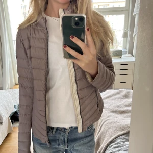 Colmar jacka - Tunn, beige jacka från Colmar perfekt till hösten! Storlek 42 men passar bra på mig som vanligtvis bär 36. Detta var min favoritjacka och det vita dunet på insidan av jackan har därför lite missfärgningar (se bla bild 1).  Köpt för 3300kr 🩷 