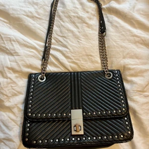 Snygg väska - Jättefin axelremsväska i bra skick, kommer tyvärr inte till så stor användning💕