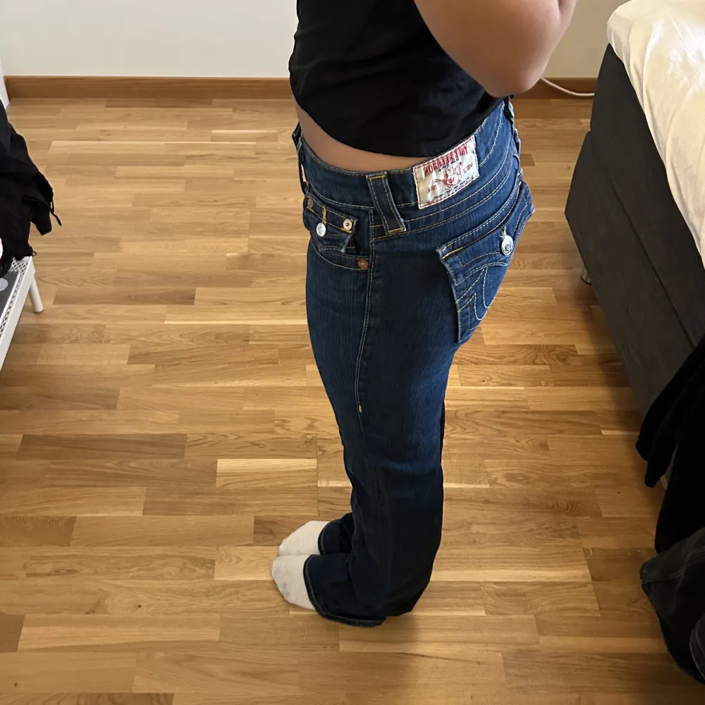 Skit snygga lågmidjade jeans från true religion i storlek 29 men passar bra på mig som har 36/38💕. Jeans & Byxor.