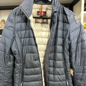 Pura jumper - Pura jumper dunjacka, köpt på johnells för 4300 säljs för 1600 men pris går att diskutera