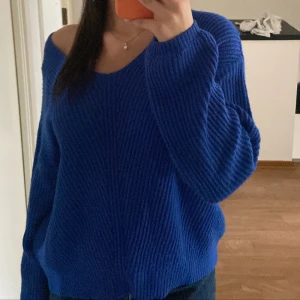 Blå stickad tröja  - Suuuuper fin men kommer inte till användning