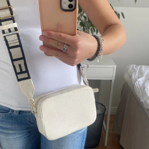 Coccinelle väska - Säljer denna vita väskan då den inte kommer till användning. Köptes i augusti förra året för 1443kr, den var helt ny vet inte varför priset var så random (kvitto finns)! Har använts en handfull gånger🥰 Hör gärna av dig om du har frågor💞