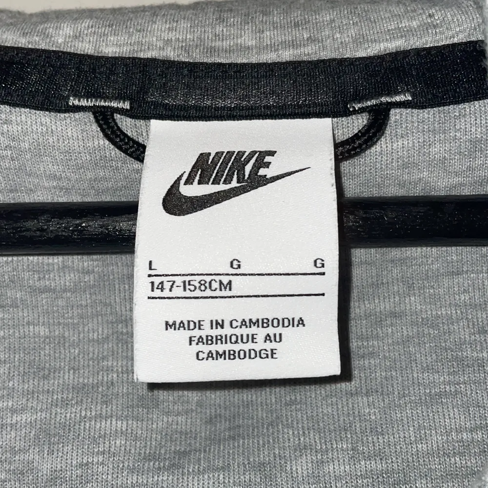 Detta är en barn Nike tech fleece som är storleken 147-158cm. Den är använd Max 3 gånger då den vart för liten snabbt. . Tröjor & Koftor.