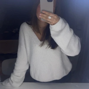 Stickad tröja - Fin vringad stickad tröja från H&M! Köpt men är aldrig använd💞 
