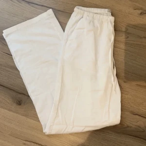 Linnebyxor från Gina Tricot - Säljer mina vita linnebyxor från Gina, då jag inte får användning för dem. Använda 1 gång men ser ut som oanvända. Det är slutsålda på Gina och heter tall linen blend trousers. Nypris: 399.95kr jag säljer för 225kr + frakt. Kom privat för fler bilder