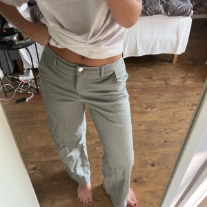 Byxor - Supersnygga byxor från supre, de är grå/grönaktiga i färgen och endast använda 1 gång!! 