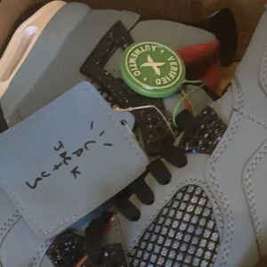 Travis jorden 4 - Säljer mina jordens Travis som är skit bra kvalitet och rekommendera säljer biligt för är inte min still och tar bara plats 