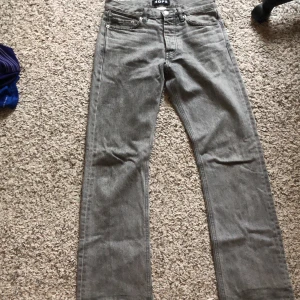 Gråa hope jeans - Ett par hope jeans som inte har andvänts mycket storlek 25 