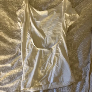 T-shirt med bar rygg  - Säljer denna jättefina tröja från Gina tricot som endast är använd en gång! Jag ÄLSKAR denna tröja men får bara inte användning för den! 