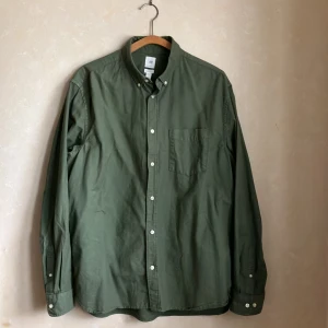 HM Skjorta L - Perfekt skick,som ny,L,militärgrön,regular fit,längd 84cm,bredd 60cm