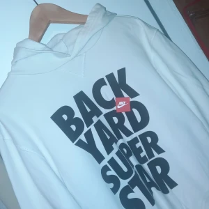 Hoodie - En vit nike hoodie. Har 2 små fickor vid sidorna. Helt vit förutom trycket.