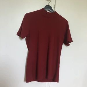 vinröd polo  - Polotröja storlek M, perfekt basic topp till hösten 