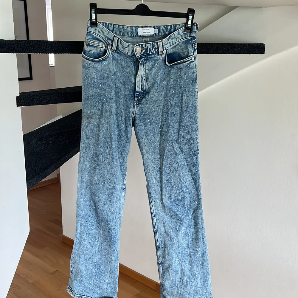 Jeans med små stenar på. Skön stretch, lite kortare i modellen.. Jeans & Byxor.