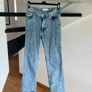 Jeans & other stories - Jeans med små stenar på. Skön stretch, lite kortare i modellen.