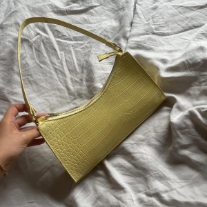 Väska  - Gul väska från bikbok💗säljer då den inte kommer till användning längre💕skriv gärna för mer bilder