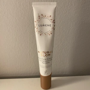 Primer - Primer ifrån lumene, det finns mer än halva kvar💝 Använd ca 5 ggr, applikatorn har aldrig nuddat mitt ansikte. Nypris 129kr tror jag. Använd köp nu!