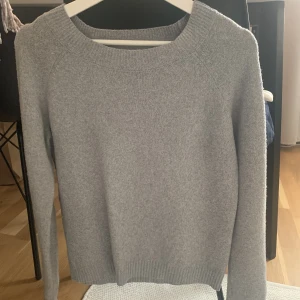 Stickad tröja  - Använd så därför lite nopprig, annars hel och inga fläckar🤍