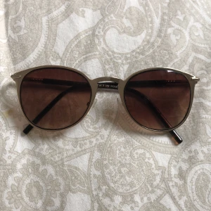 Solglasögon  - Vanliga solglasögon med lite repor i sig