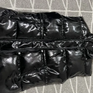 Väst - En svart väst som aldrig har används ganska tjockt material,inget fel på den Lägg gärna ett Bud på det