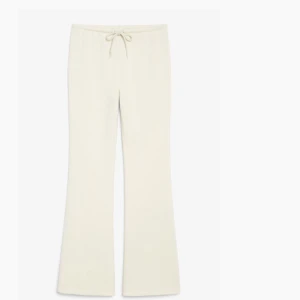 Lågmidjade mjukis - Bootcutbyxor med låg midja i färgen off-white. Aldrig använt 💕