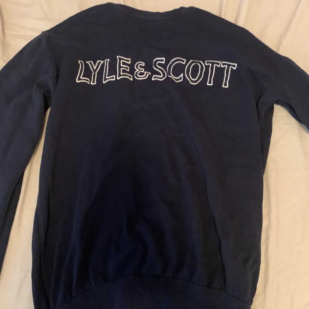 Lyle&Scott tröja använd cirka 4 gånger, storlek S-M. Kan mötas upp annars står köparen för frakten. Pris kan diskuteras. Tröjor & Koftor.